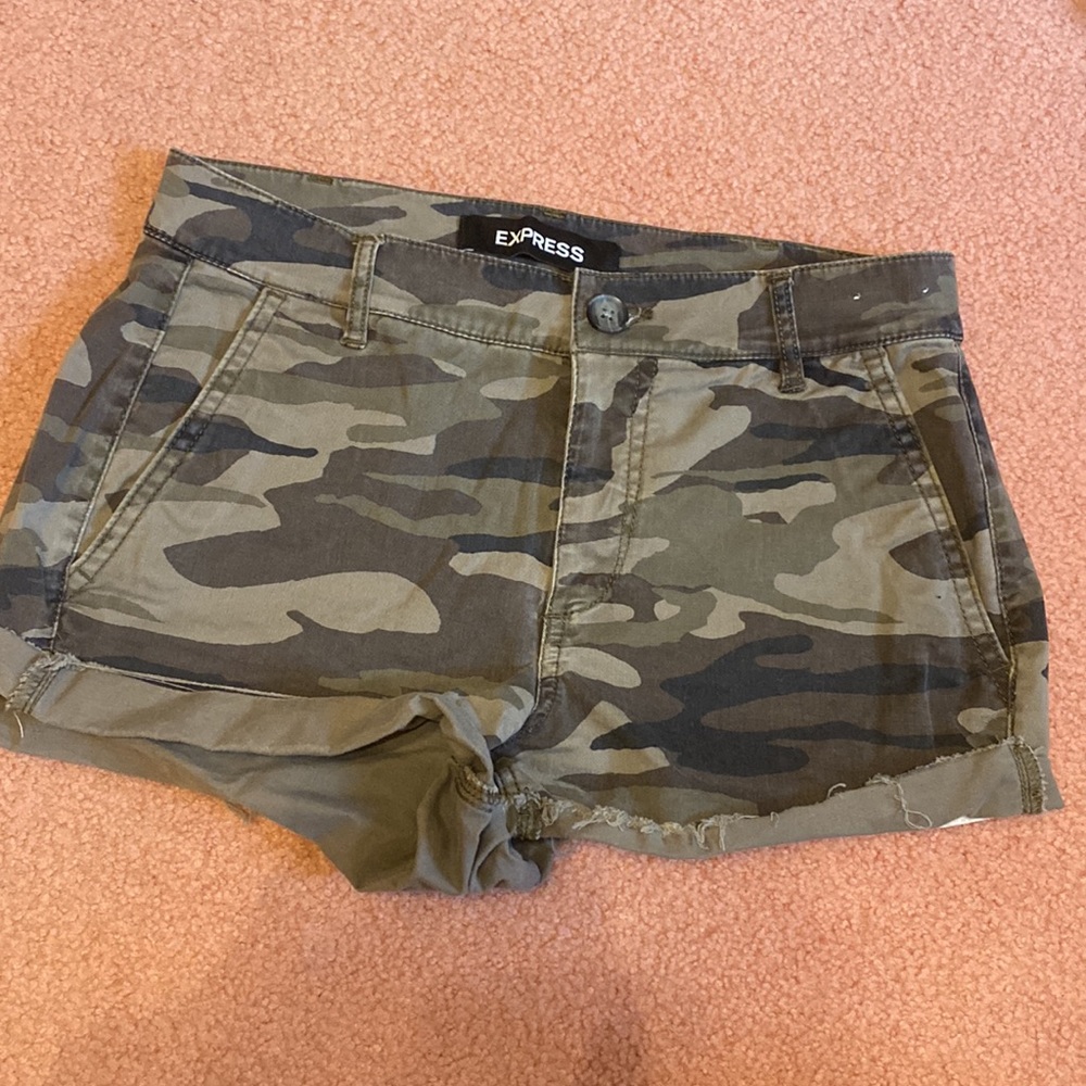 EXPRESS Camo Mid Rise Cargo Shorts - Picture 2 of 7
